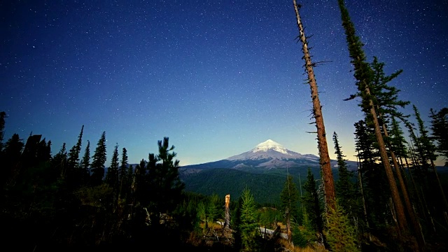 银河和月亮冉冉升起，笼罩在胡德山的森林、高山、草甸中视频素材