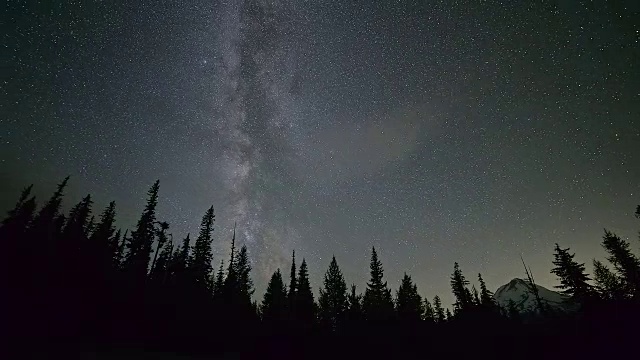 银河之上的森林和胡德山和夏季小动态云视频素材