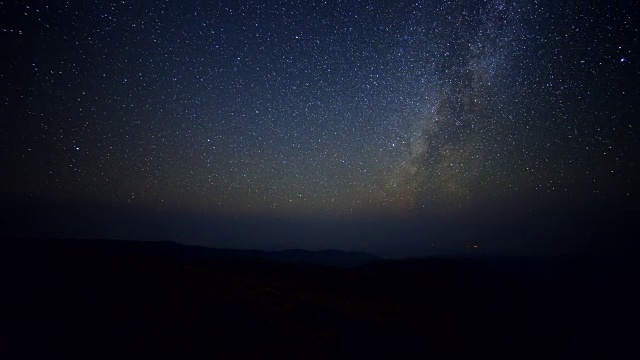 秋天，从斯蒂恩斯山的山顶上，银河的星星照亮了黑暗的天空视频素材