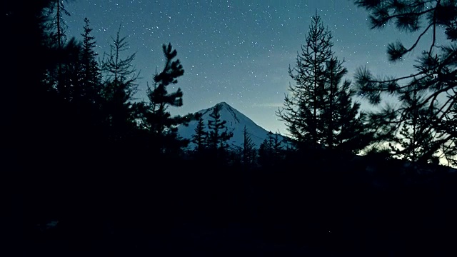 镜面映照着夜空中的星星和森林，使胡德山具有独特的艺术性视频素材