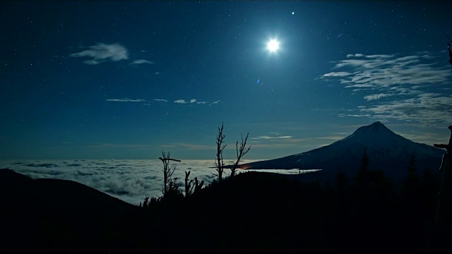 胡德山逆温雾低云满月从山顶守望山星星在夜晚视频素材