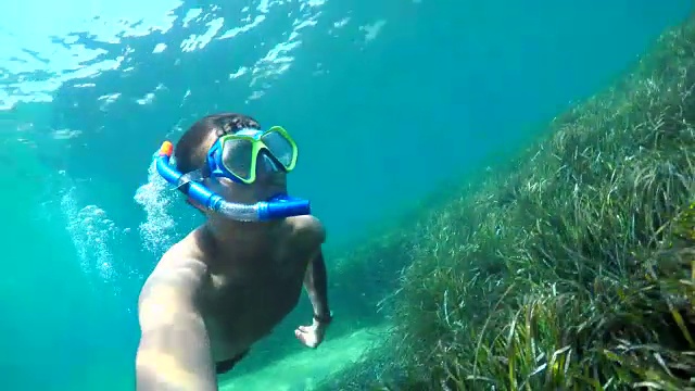 男潜水员在水下浮潜视频素材