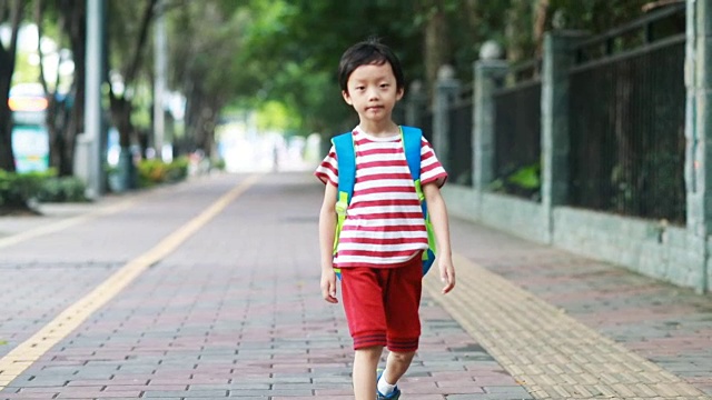 回到学校视频素材画面2