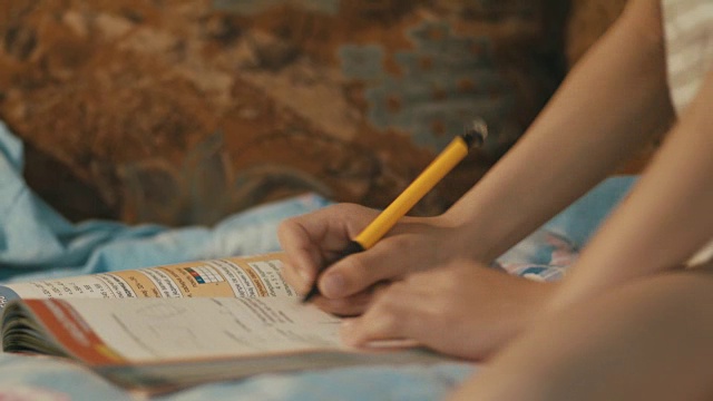 男孩做作业视频素材画面2