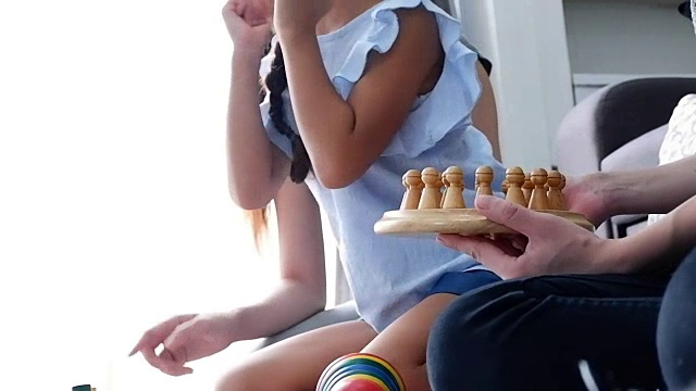 可爱的亚洲儿童玩积木。与家人共度时光。高清格式。视频素材画面3