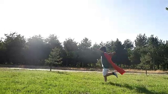 红衣服的超级英雄视频素材画面1