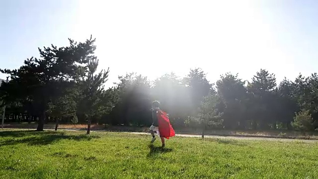 红衣服的超级英雄视频素材画面2