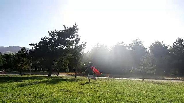 红衣服的超级英雄视频素材画面3