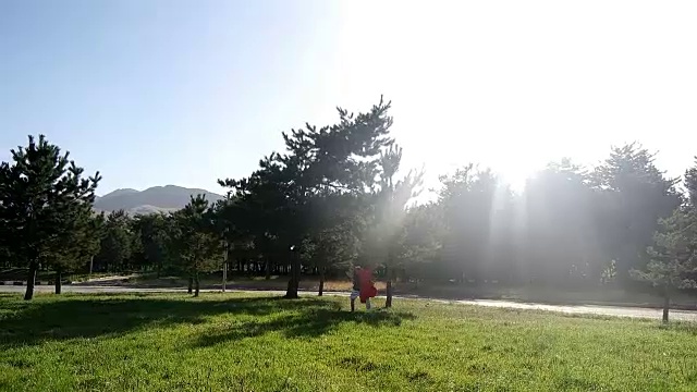 红衣服的超级英雄视频素材画面4