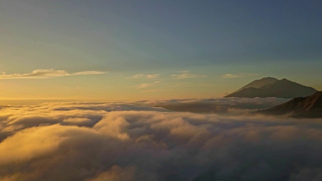 4K:印度尼西亚巴厘岛，雾蒙蒙的早晨，巴图尔山的日出视频素材