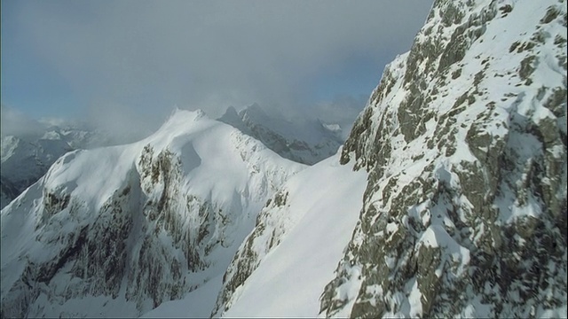 低空中，雪和云覆盖的山峰，峡湾国家公园，南岛，新西兰视频素材