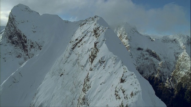 低空中，雪和云覆盖的山峰，峡湾国家公园，南岛，新西兰视频素材