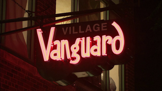 CU, Jazz Club Village Vanguard霓虹灯，西村，纽约市，美国视频素材