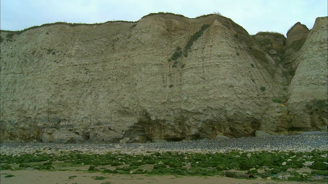 WS, PAN, Opal海岸(Cote d’opale)悬崖和空海滩，帕斯德加来，法国视频素材