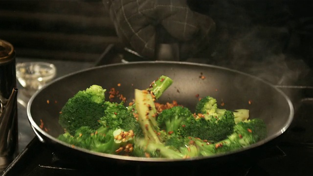 煎锅上的西兰花视频素材画面2
