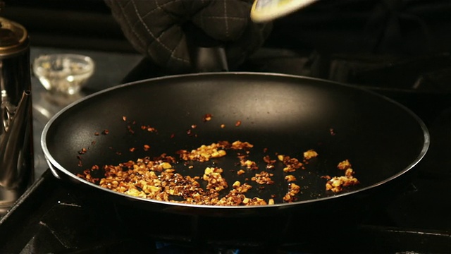 煎锅上的西兰花视频素材画面3
