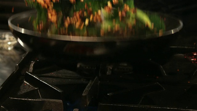 煎锅上的西兰花视频素材画面4