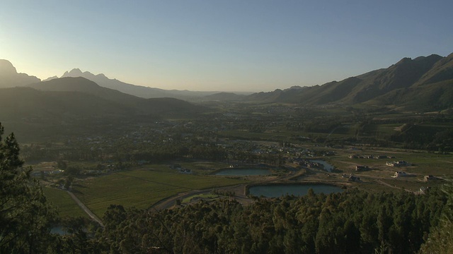 日落时分的WS HA Franschhoek山谷，Franschhoek，西开普省，南非视频素材