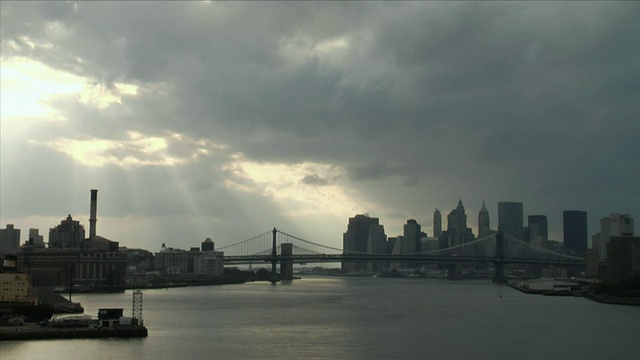 2006年T/L WS下曼哈顿和曼哈顿和布鲁克林桥与暴风雨云/纽约市视频素材