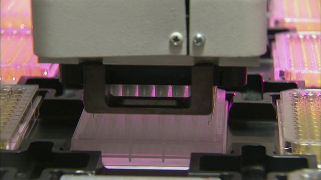 cuzi机器注入液体到化学实验试管，新泽西，美国视频素材画面1