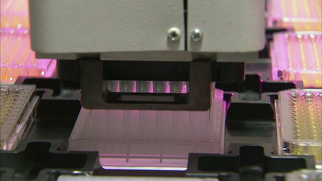 cuzi机器注入液体到化学实验试管，新泽西，美国视频素材画面2