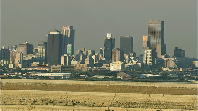 南非豪登省约翰内斯堡市区天际线，前景中有矿山废弃物视频素材