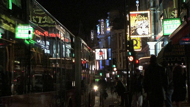 英国伦敦沙夫茨伯里大街上的夜间交通景象。视频素材