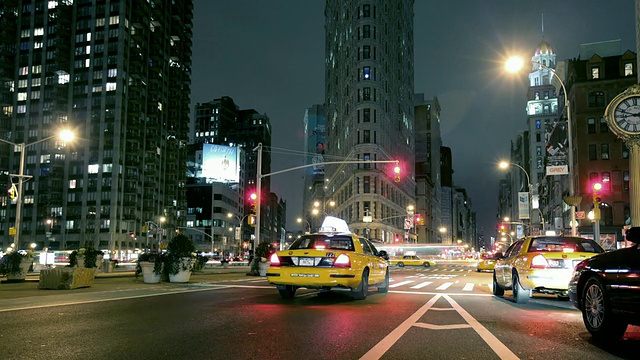 美国纽约，纽约市，flatiron building大街上的夜间交通视频素材