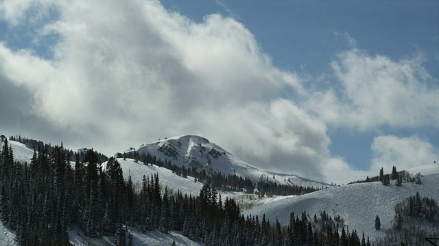 云朵掠过雪山视频素材