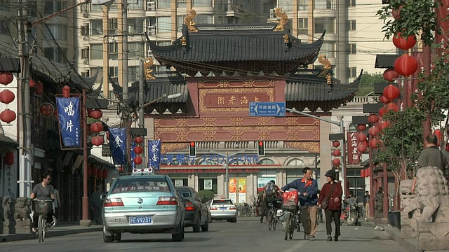 中国上海旧城门前的交通状况视频素材