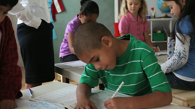 MS Children (6-7) writing in classroom /泽西城，新泽西州，美国视频素材