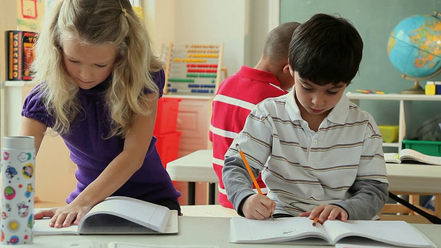 MS Children (6-7) writing in classroom /泽西城，新泽西州，美国视频素材