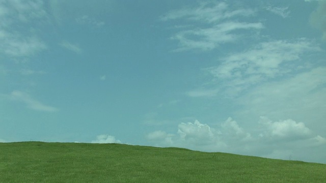 在绿色的田野上空云朵的时间流逝视频素材画面3