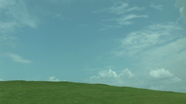 在绿色的田野上空云朵的时间流逝视频素材画面4
