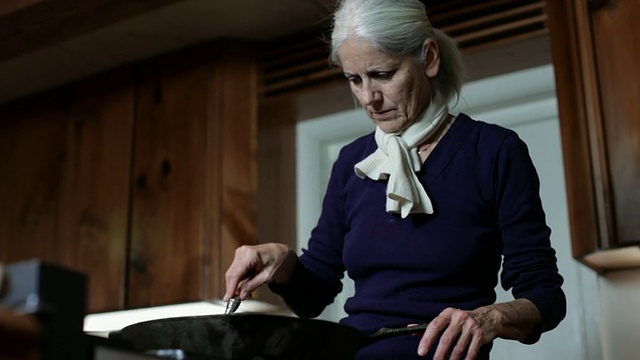 MS Senior woman cooking in pan / Kingston，纽约，美国视频素材画面1