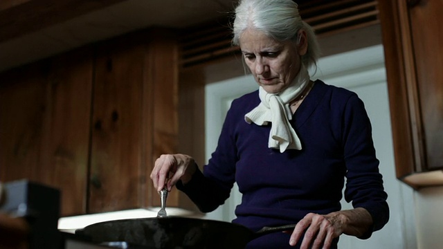 MS Senior woman cooking in pan / Kingston，纽约，美国视频素材画面2