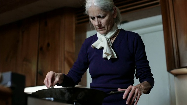 MS Senior woman cooking in pan / Kingston，纽约，美国视频素材画面3