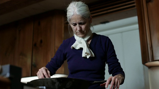 MS Senior woman cooking in pan / Kingston，纽约，美国视频素材画面4