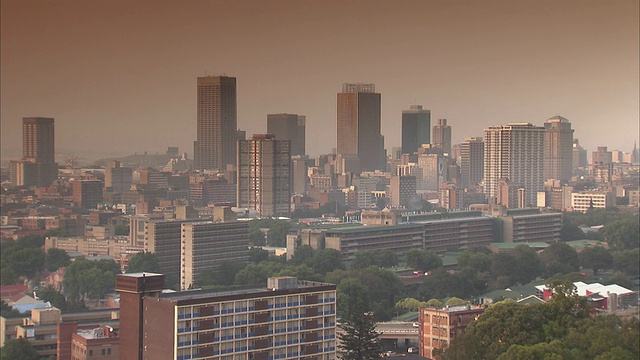 WS ZI Skyline with Ponte City building and Tobacco grad /约翰内斯堡，豪登省，南非视频素材