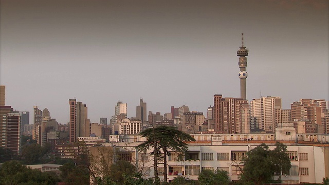 WS ZI Hillbrow skyline with Hillbrow tower and Ponte City building /约翰内斯堡，豪登省，南非视频素材