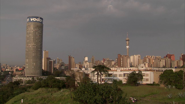 WS Hillbrow skyline with Hillbrow tower and Ponte City building /约翰内斯堡，豪登省，南非视频素材