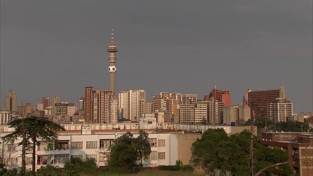 WS PAN ZO Hillbrow skyline with Hillbrow tower and Ponte City building /约翰内斯堡，豪登省，南非视频素材