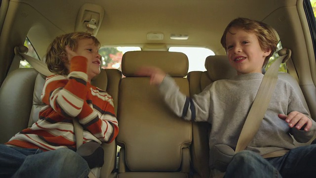 MS Boys(4-5人)坐在汽车后座做鬼脸/亚特兰大，乔治亚，美国视频购买