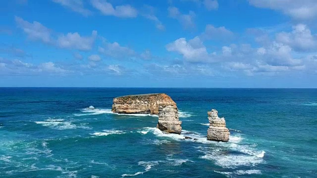 令人惊叹的广角无人机拍摄的海洋岩石在海湾群岛沿着大洋路靠近十二使徒在维多利亚州，澳大利亚。受欢迎的旅游目的地。视频素材