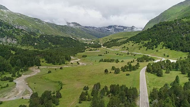 通往瑞士阿尔卑斯山脉的路克曼尼尔视频素材