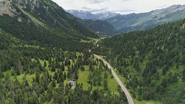 通往瑞士阿尔卑斯山脉的路克曼尼尔视频素材