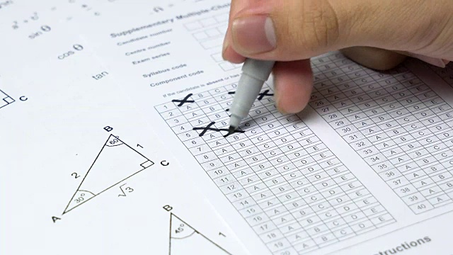 亚洲学生在数学科目中手工做随机猜答案填方箱考试。视频下载