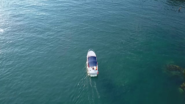 航拍海岸海湾附近的快速摩托艇视频素材