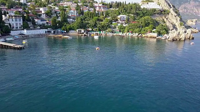 空中夏季双体船在海岸附近的海上4k视频素材