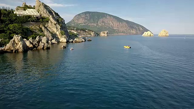 空中夏季双体船在海岸附近的海上4k视频素材